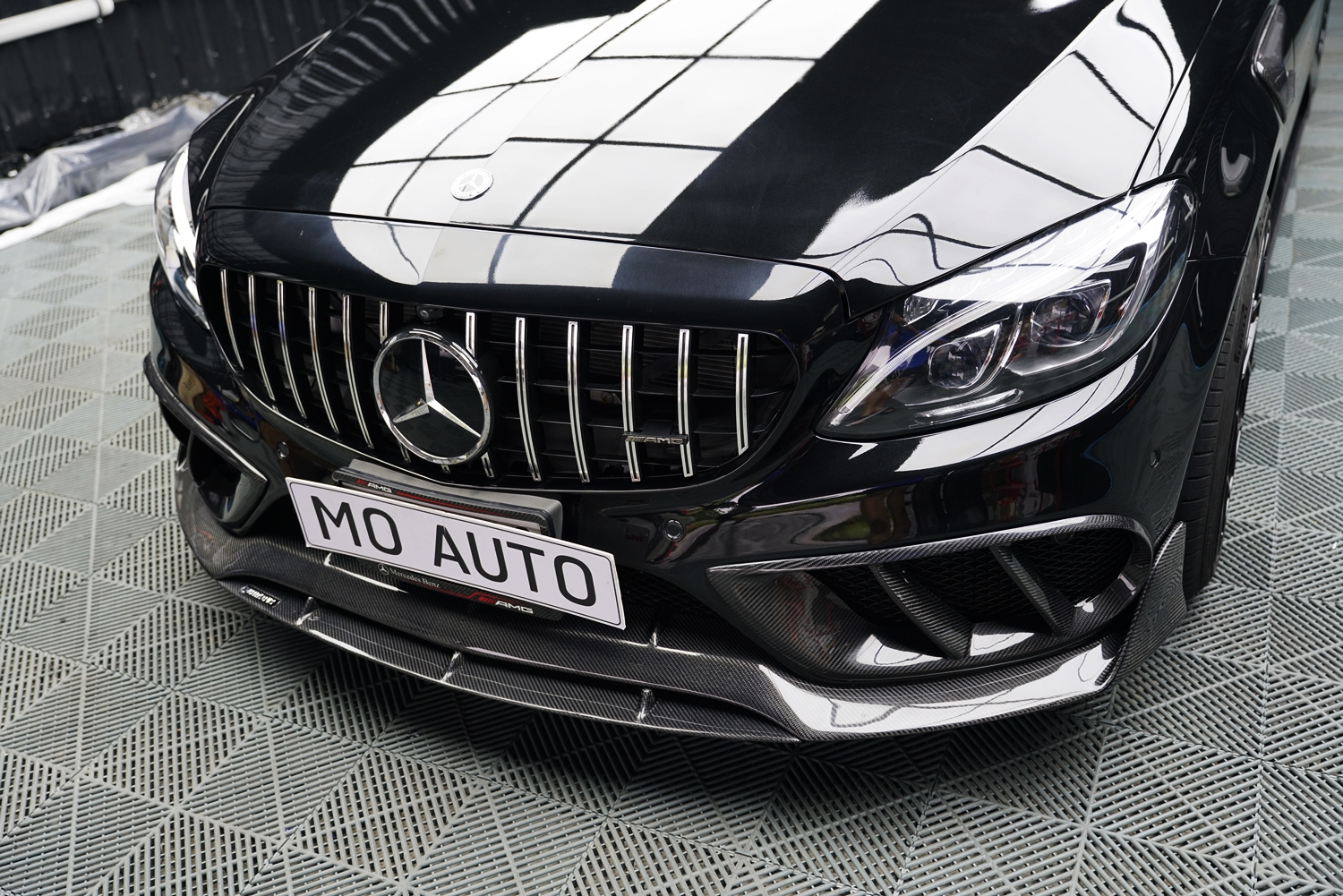 ลิ้นหน้าเพียวคาร์บอนแท้ B2 สำหรับ W205 4 ประตู ก่อน Facelip