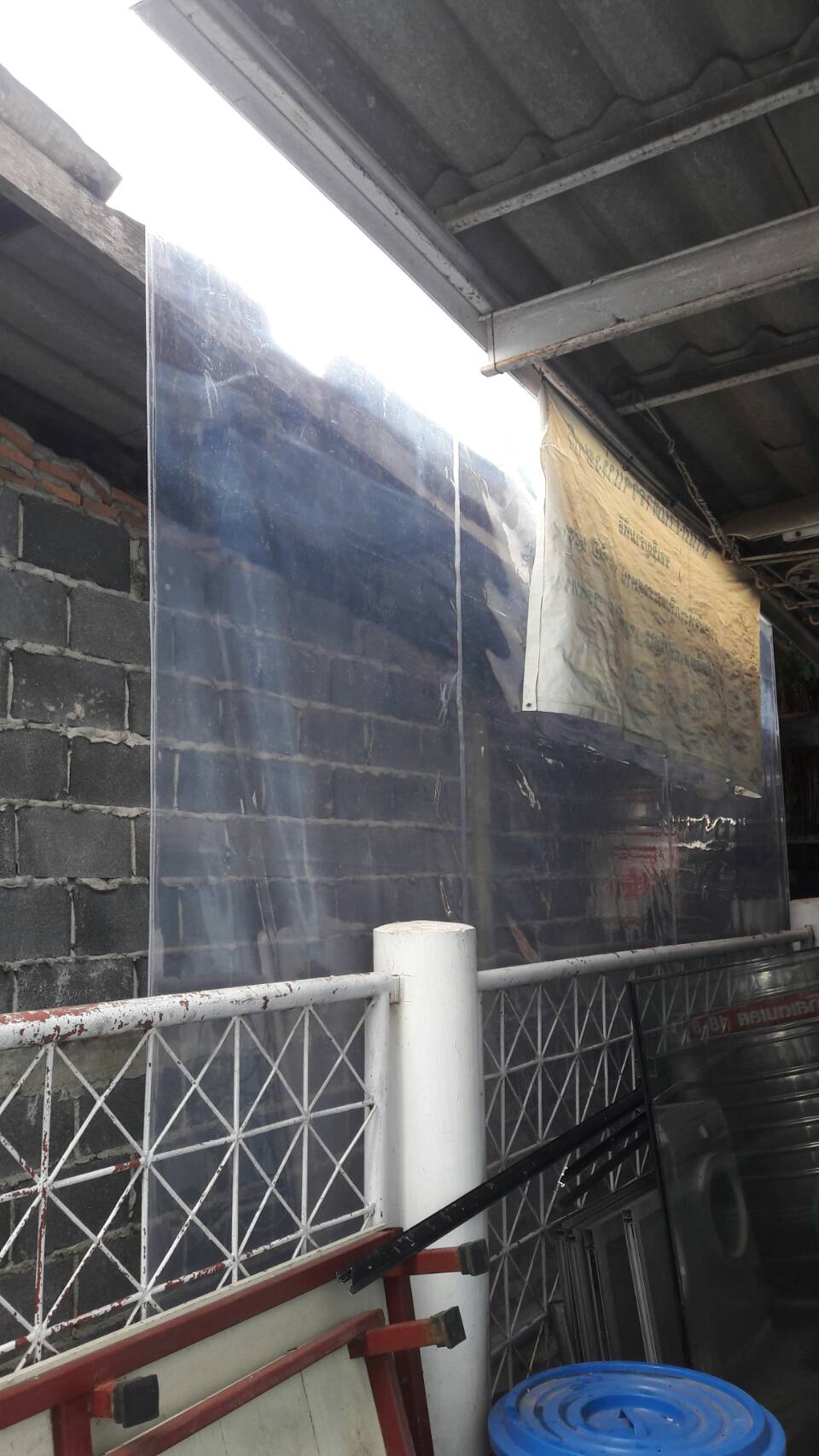 ผ้าใบชักรอกใส ขนาด 2 m x 5 m (ไม่รวมเสาเหล็กค้ำยัน) ผ้าใบสีใส โปร่งใส ผ้าใบกันสาดแบบใส ผ้าใบกันฝนโปร่งใส ผ้าใบม้วนกันฝนแบบใส ผ้าใบม้วนกันแดดสีใส clear ใส