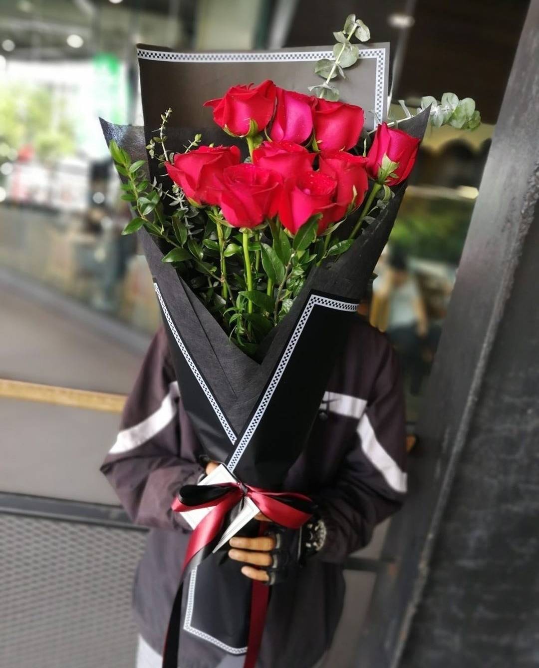 ช่อกุหลาบแดงนอก 9ดอก ห่อกระดาษเกาหลีโทนดำ