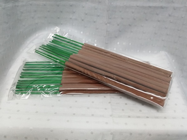 ธูปตะไคร้หอมไล่ยุง บรรจุห่อๆ ละ 20 ก้าน