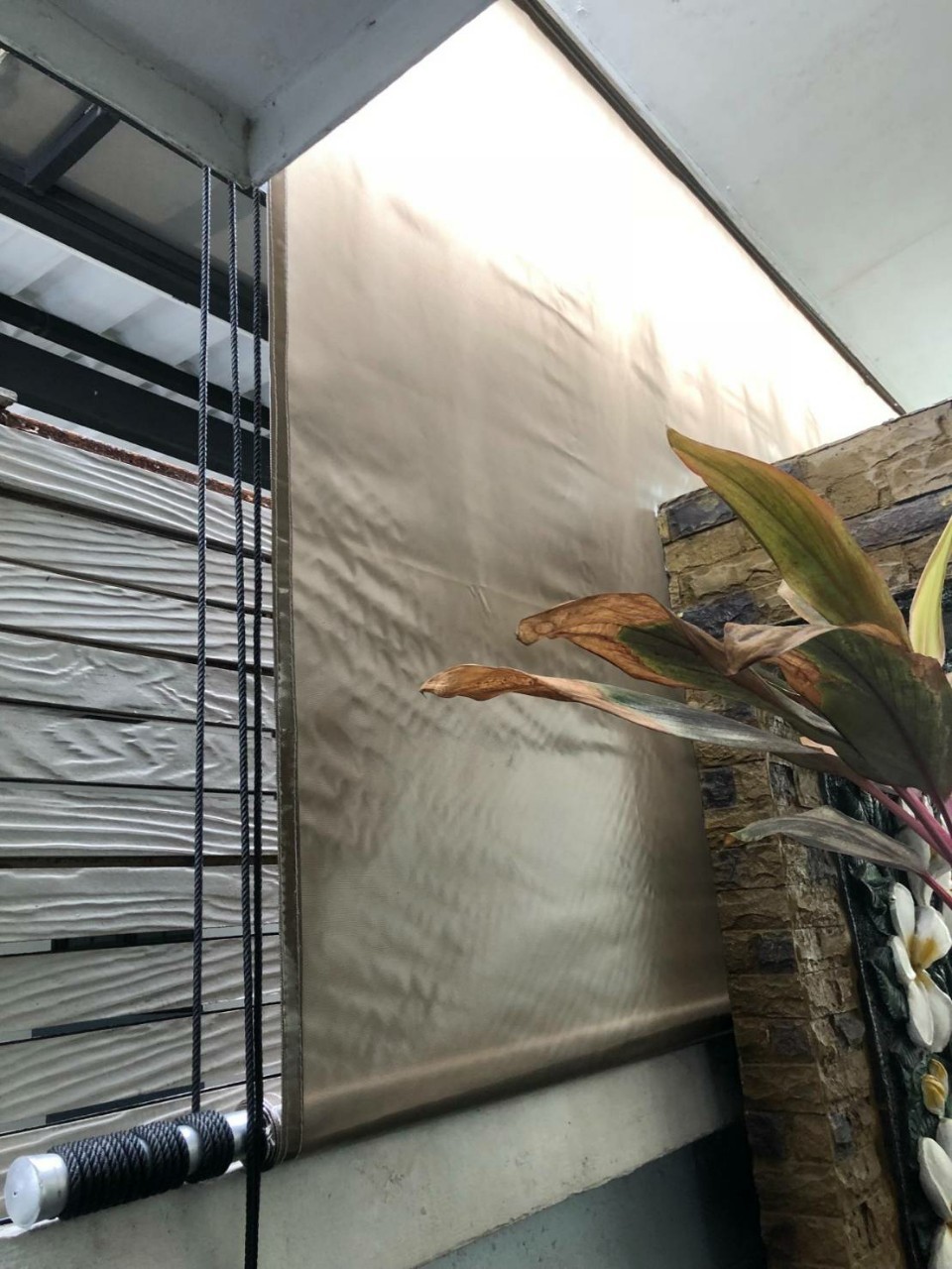 ผ้าใบชักรอกสีขุุ่น skylight solarview 6 M X 4 M ผ้าใบสีขุ่น โปร่งแสง (ไม่รวมเสาเหล็กค้ำยัน) ผ้าใบกันสาดแบบขุ่นมัว ผ้าใบกันฝนโปร่งแสง ผ้าใบม้วนกันฝนแบบขุ่น ผ้าใบม้วนกันแดดสีขุ่น สีขุ่น Sky Light Solar View