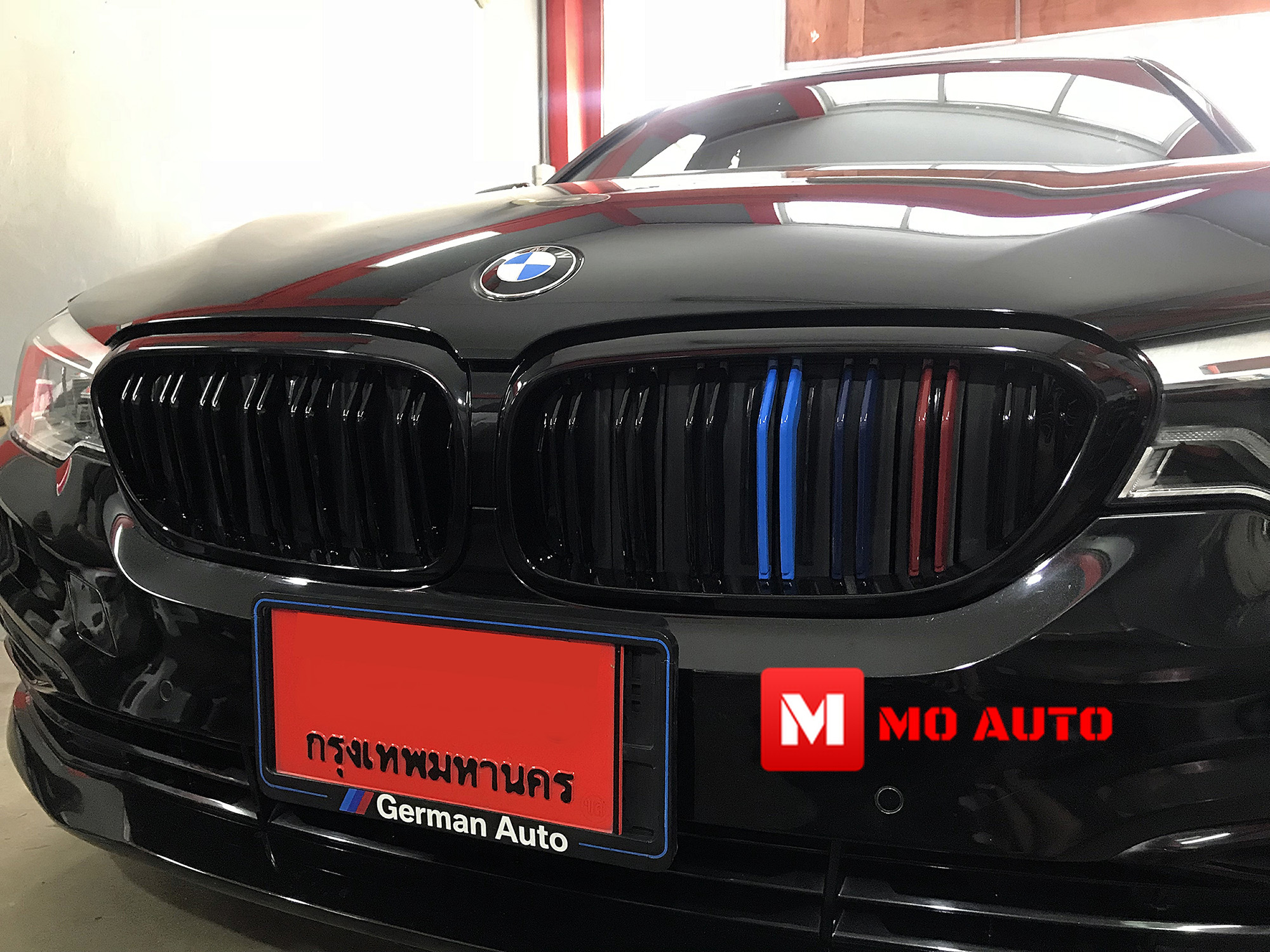 กระจังหน้า ทรง M5 แบบซี่คู่แถบสี /// BMW G30