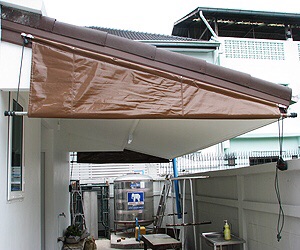 MKP TenT ผ้าใบ กันสาด ชักรอก ม้วนเก็บได้ ขนาด2.5ม x 2.5ม (ไม่รวมเสาค้ำยัน) ผ้าใบกันสาด ผ้าใบกันฝน ผ้าใบม้วนกันฝน ผ้าใบม้วนกันแดด มี12สี 2.5m x 2.5m