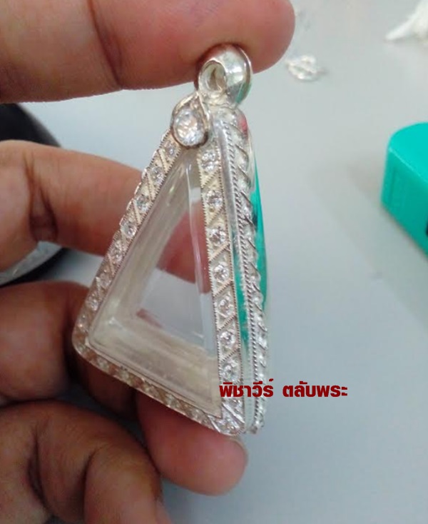 ตลับเงินฝังพลอยใส่นางพญา