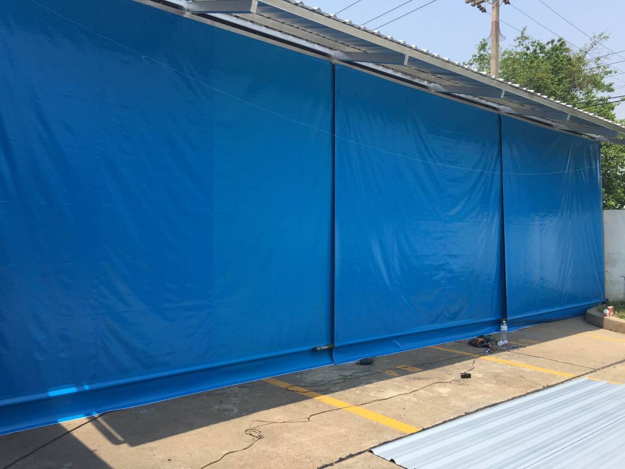 ผ้าใบชักรอก กว้าง 6เมตร สูง 4.5มตร (ไม่รวมเสาค้ำ) กันสาดผ้าใบ ชักรอกผ้าใบ ผ้าใบม้วนขึ้นลง ผ้าใบม้วนเก็บได้ ผ้าใบตลาดนัด มีทุกสี 6m x 4.5m