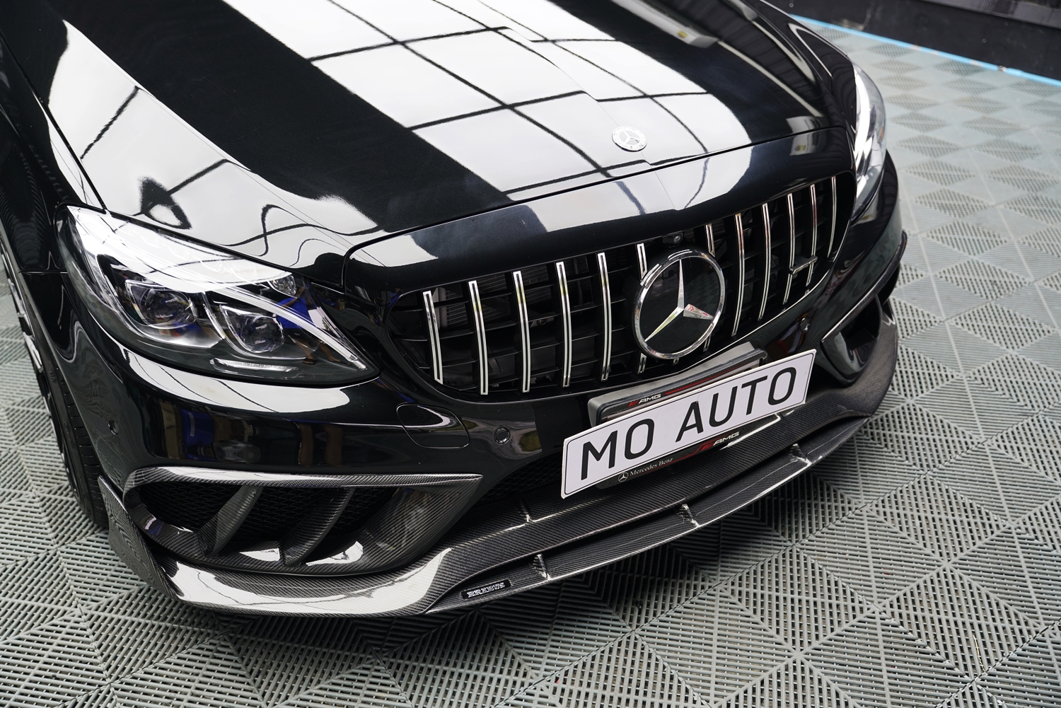 ลิ้นหน้าเพียวคาร์บอนแท้ B2 สำหรับ W205 4 ประตู ก่อน Facelip