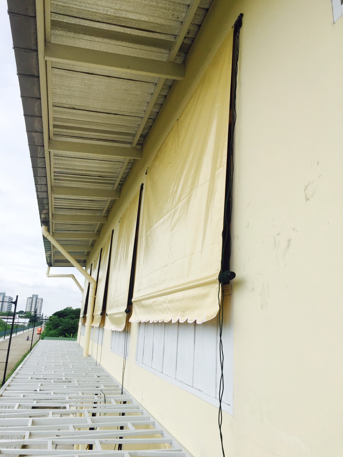 ผ้าใบชักรอก ขนาด กว้าง 1เมตร สูง 3เมตร (ไม่รวมเสาค้ำ) กันสาดผ้าใบ ชักรอกผ้าใบ ผ้าใบม้วนขึ้นลง ผ้าใบม้วนเก็บได้ มีทุกสี 1m x 3m