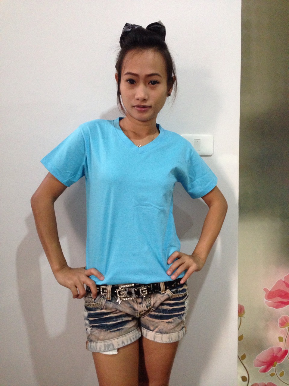 เสื้อยืด สีฟ้า XL คอวี
