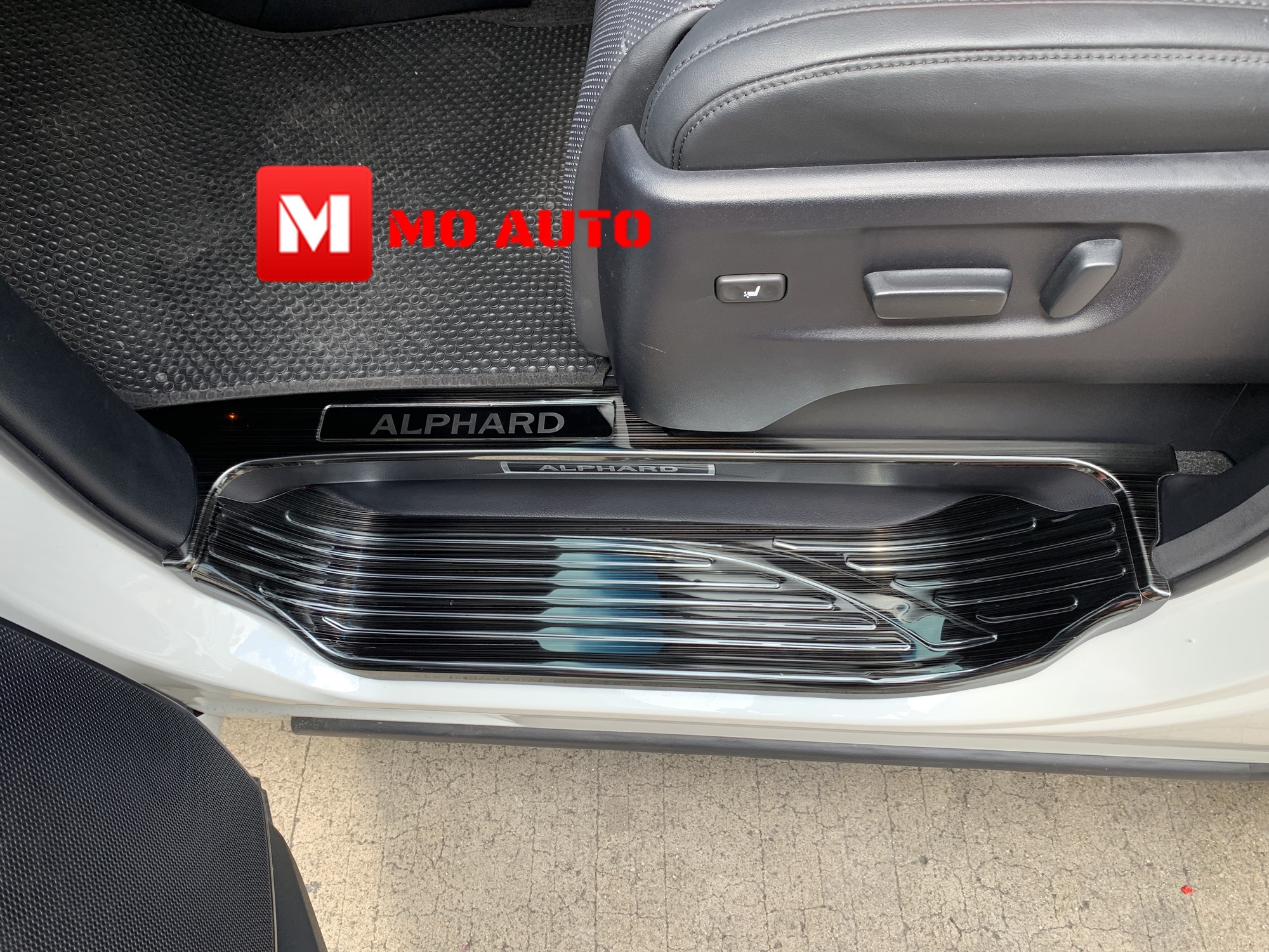 เพลทกันรอยเท้าชายประตู ดำเงา 8 ชิ้น ALPHARD / VELLFIRE 30 ปี 2016-2021