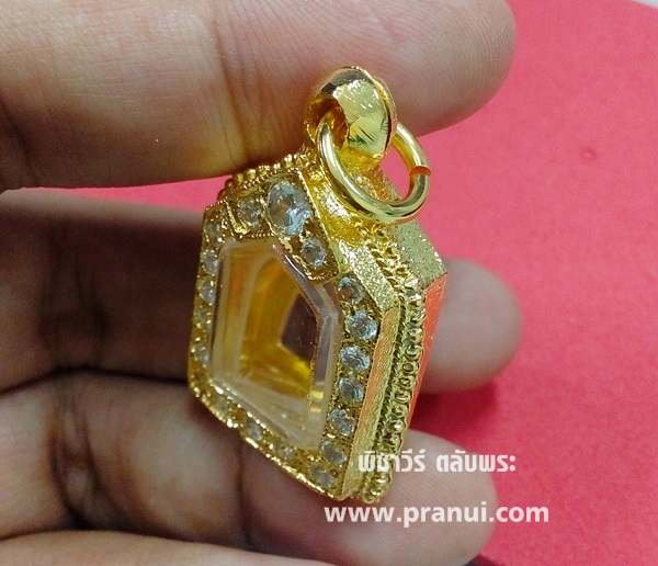 ตลับเงินฝังพลอยใส่หลวงพ่อสาคร