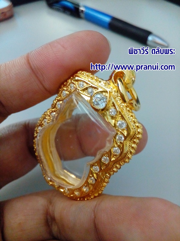 ตลับเงินฝังพลอยใส่เหรียญเสมา