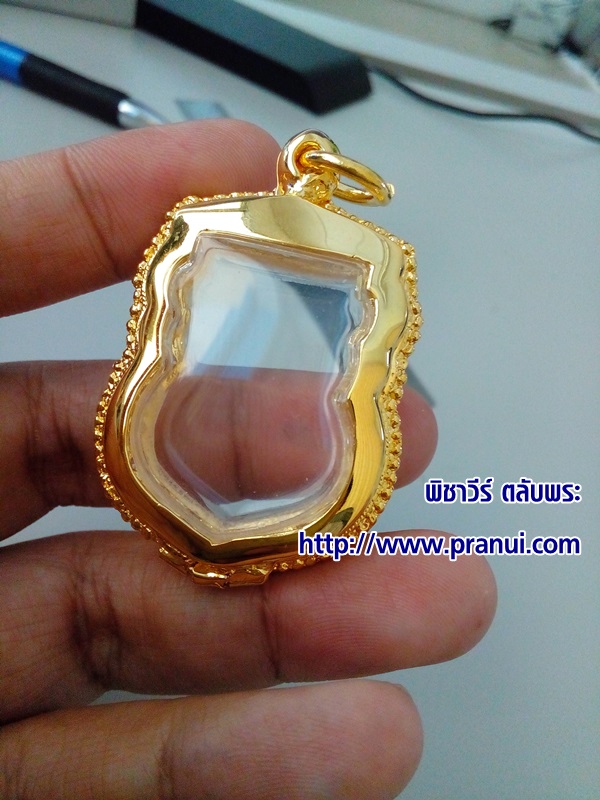 ตลับเงินฝังพลอยใส่เหรียญเสมา