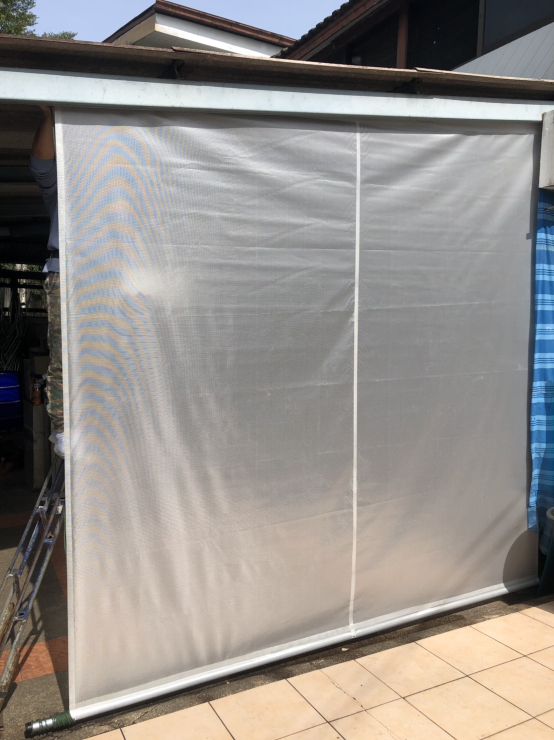 ผ้าใบชักรอกสีขุุ่น skylight solarview 2M X 5M ผ้าใบสีขุ่น โปร่งแสง (ไม่รวมเสาเหล็กค้ำยัน) ผ้าใบกันสาด ผ้าใบกันฝนโปร่งแสง ผ้าใบม้วนกันฝน ผ้าใบม้วนกันแดดสีขุ่น สีขุ่น Sky Light Solar View
