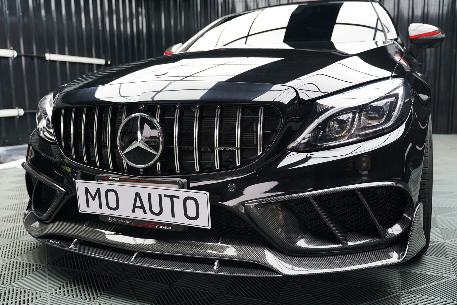 ลิ้นหน้าเพียวคาร์บอนแท้ B2 สำหรับ W205 4 ประตู ก่อน Facelip