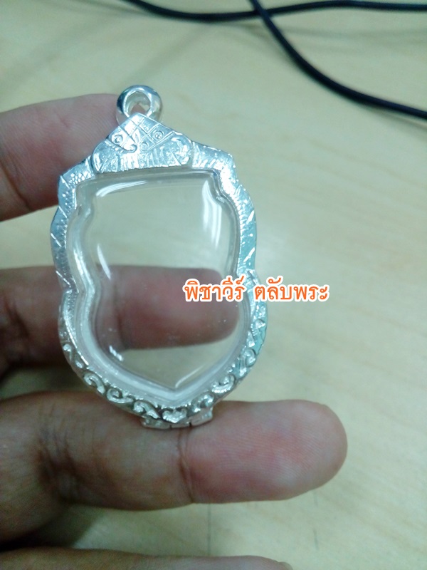 ตลับใส่เหรียญเสมาแกะลายขาว เผื่อเลี่ยม