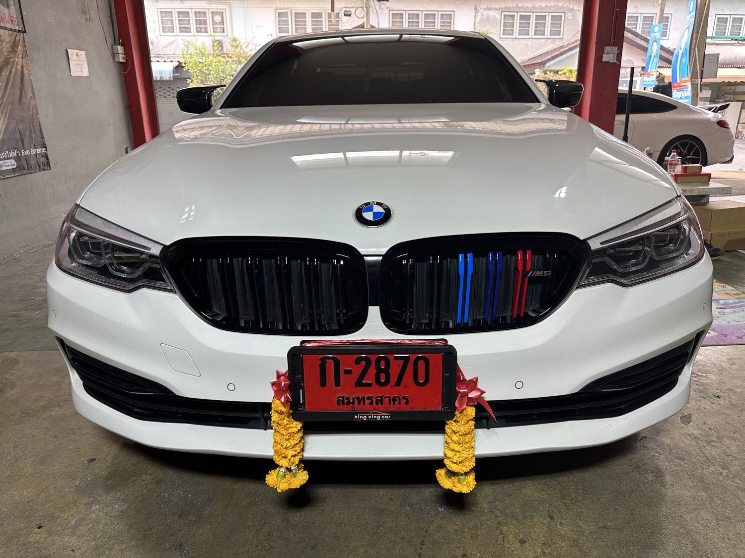 กระจังหน้า ทรง M5 แบบซี่คู่แถบสี /// BMW G30