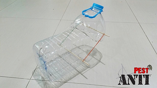 ภาพในลักษณะ ของ เครื่องดักหนู ด้วยใช้ขวดน้ำ