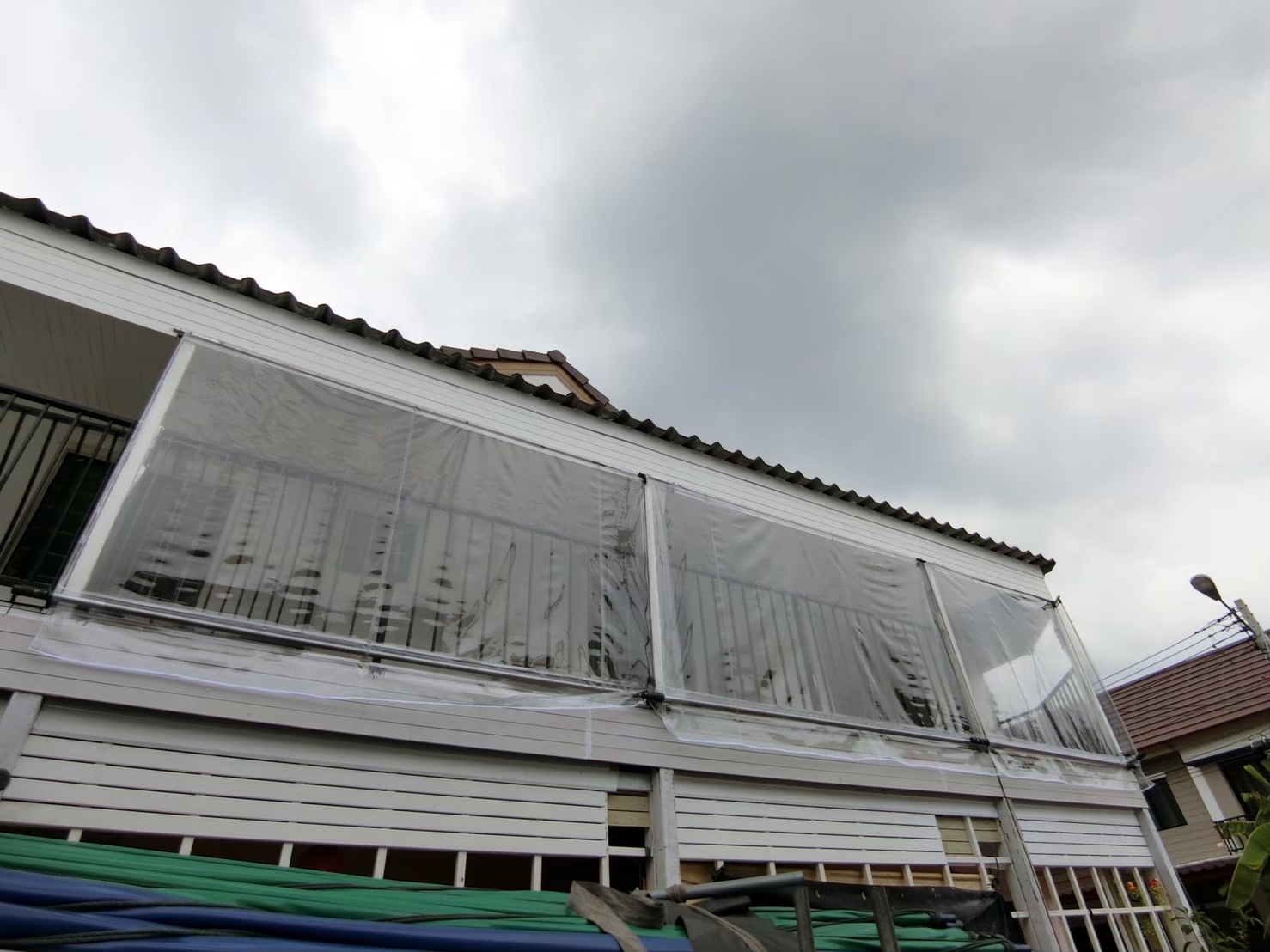 ผ้าใบชักรอก กว้าง 6เมตร สูง 5มตร (ไม่รวมเสาค้ำ) กันสาดผ้าใบ ชักรอกผ้าใบ ผ้าใบม้วนขึ้นลง ผ้าใบม้วนเก็บได้ ผ้าใบตลาดนัด มีทุกสี 6m x 5m