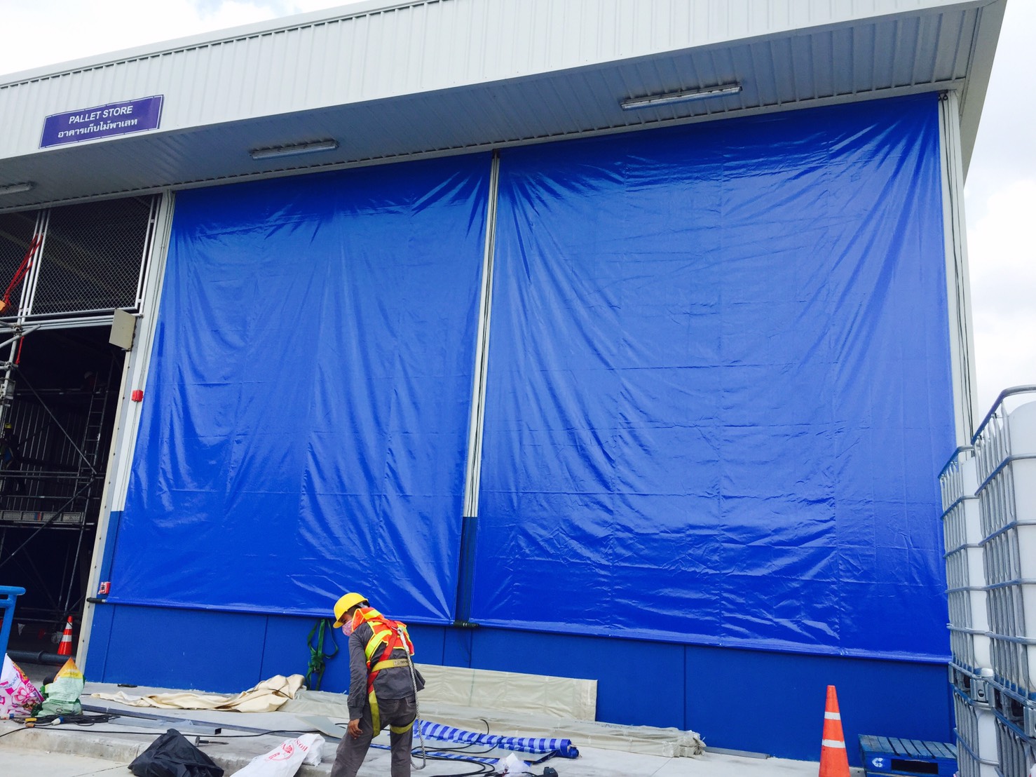 ผ้าใบชักรอก กว้าง 6เมตร สูง 5มตร (ไม่รวมเสาค้ำ) กันสาดผ้าใบ ชักรอกผ้าใบ ผ้าใบม้วนขึ้นลง ผ้าใบม้วนเก็บได้ ผ้าใบตลาดนัด มีทุกสี 6m x 5m