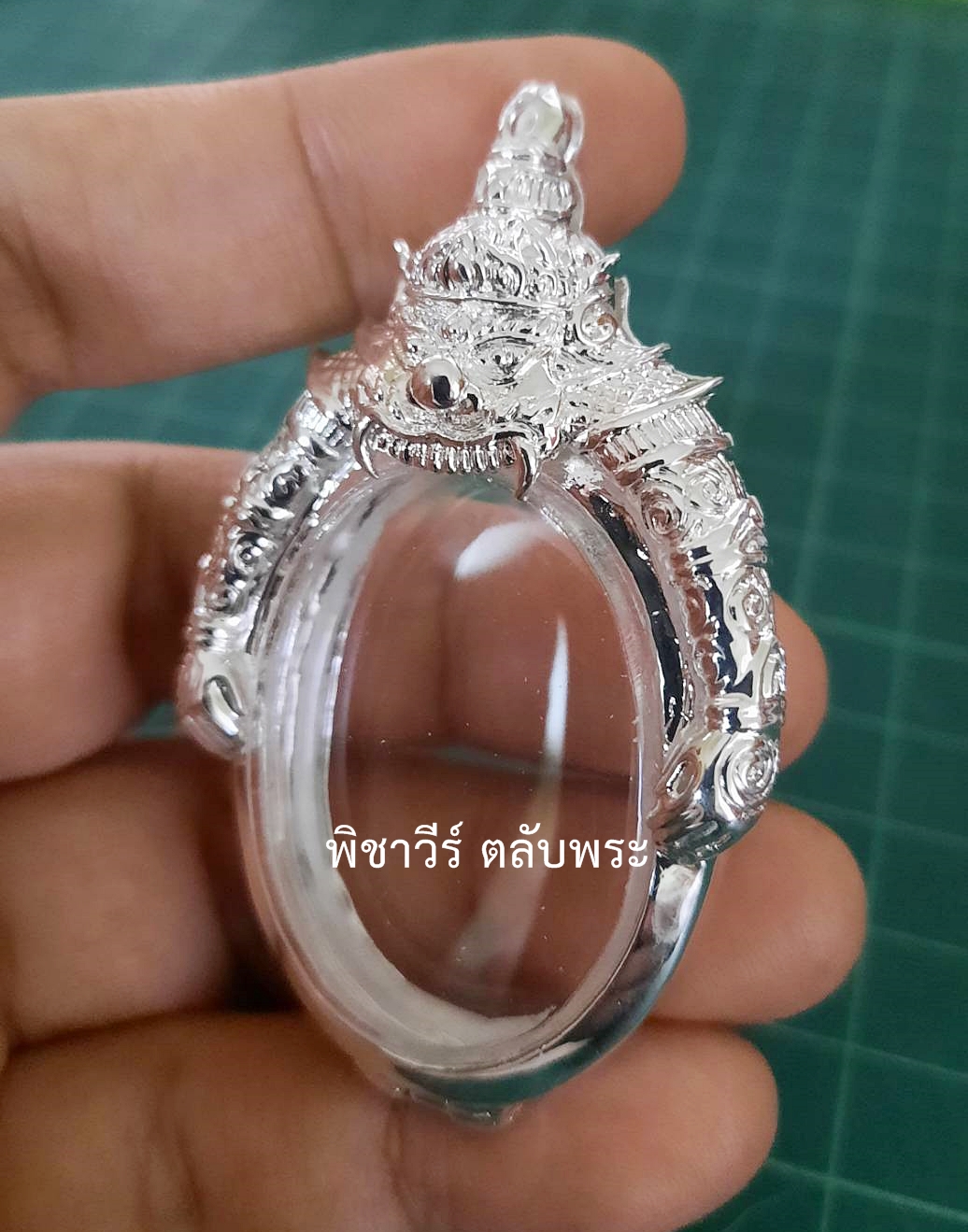 ตลับเงินขัดเงาใส่เหรียญทรงรูปไข่หน้าพระราหู หน้าจอกว้าง 2.5 ซม.