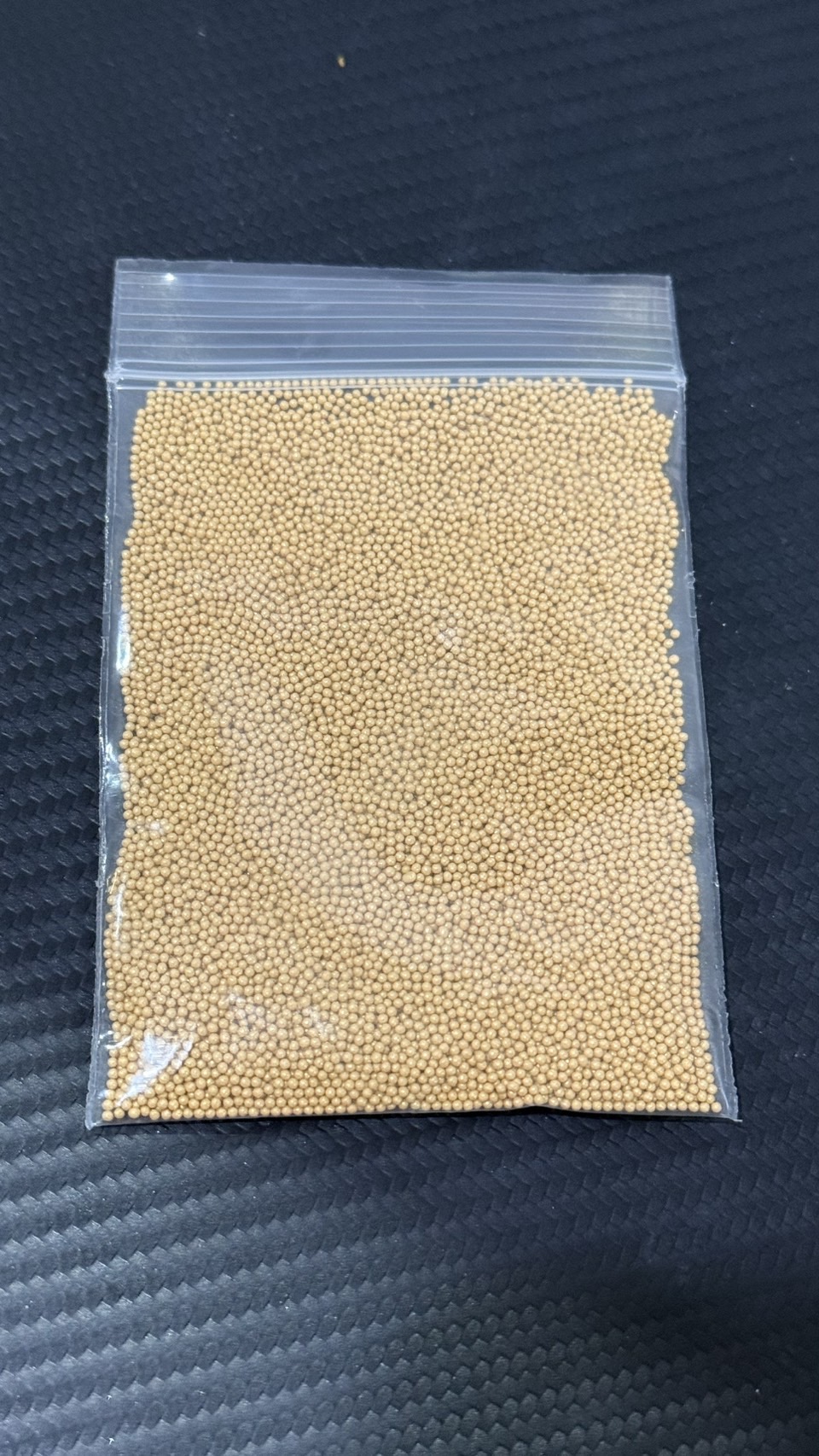 เม็ดบีดส์วิตามินอี สีทองอ่อนเงา 14-16 mesh 20g 005262 (SCS)