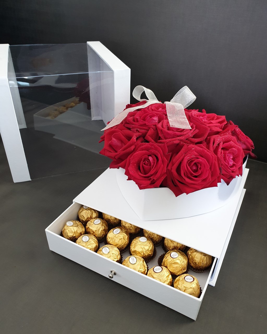 กล่องใสกุหลาบหัวใจ รุ่นมีลิ้นชักพร้อมช็อคโกแลต
