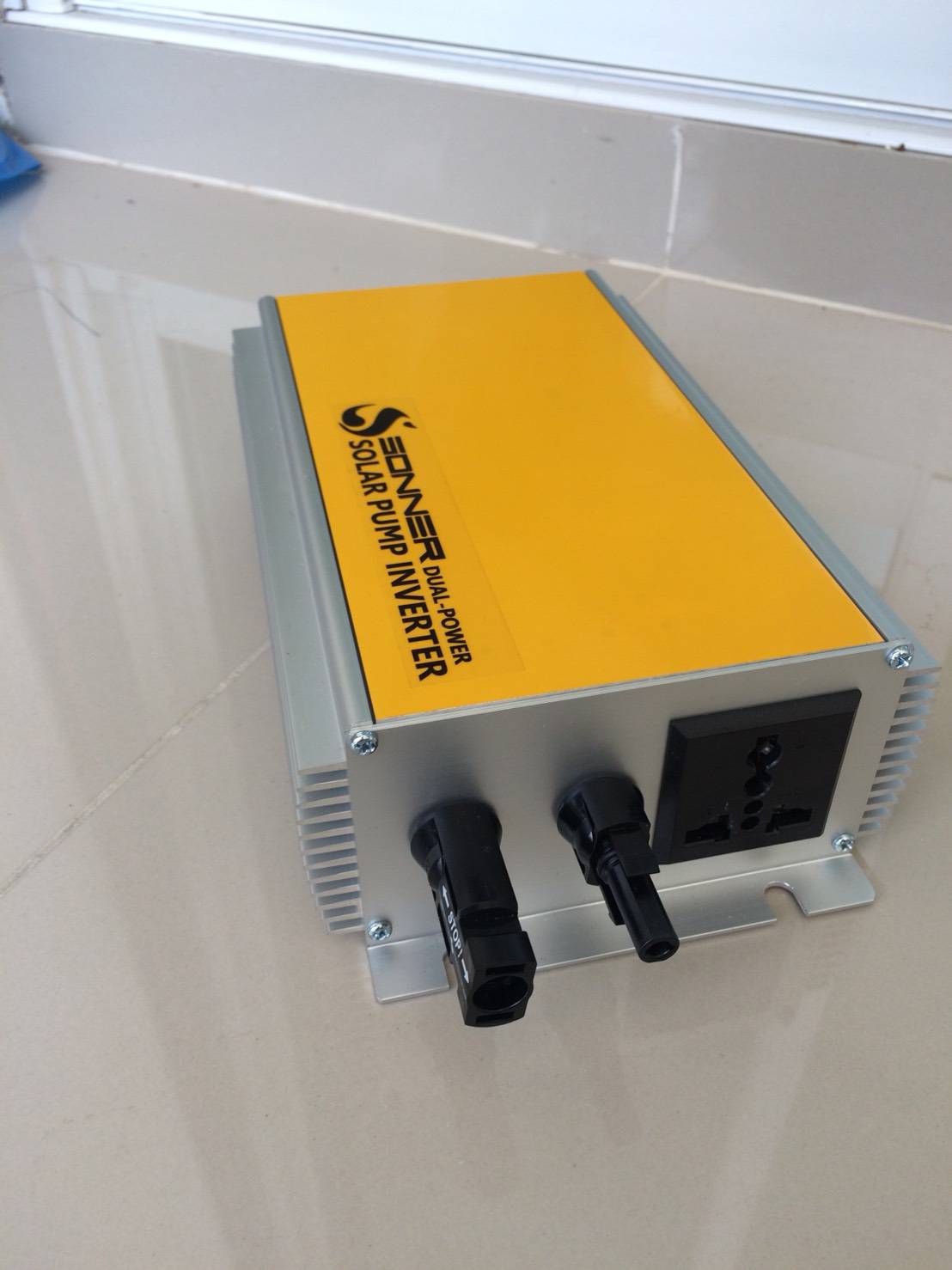 SONNER 250W โซล่าปั๊มอินเวอร์เตอร์ซอนเนอร์สำหรับปั๊มน้ำ 1 เฟส 220V ขนาดไม่เกิน 250W