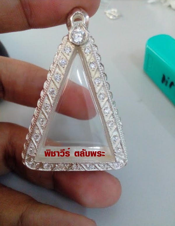ตลับเงินฝังพลอยใส่นางพญา