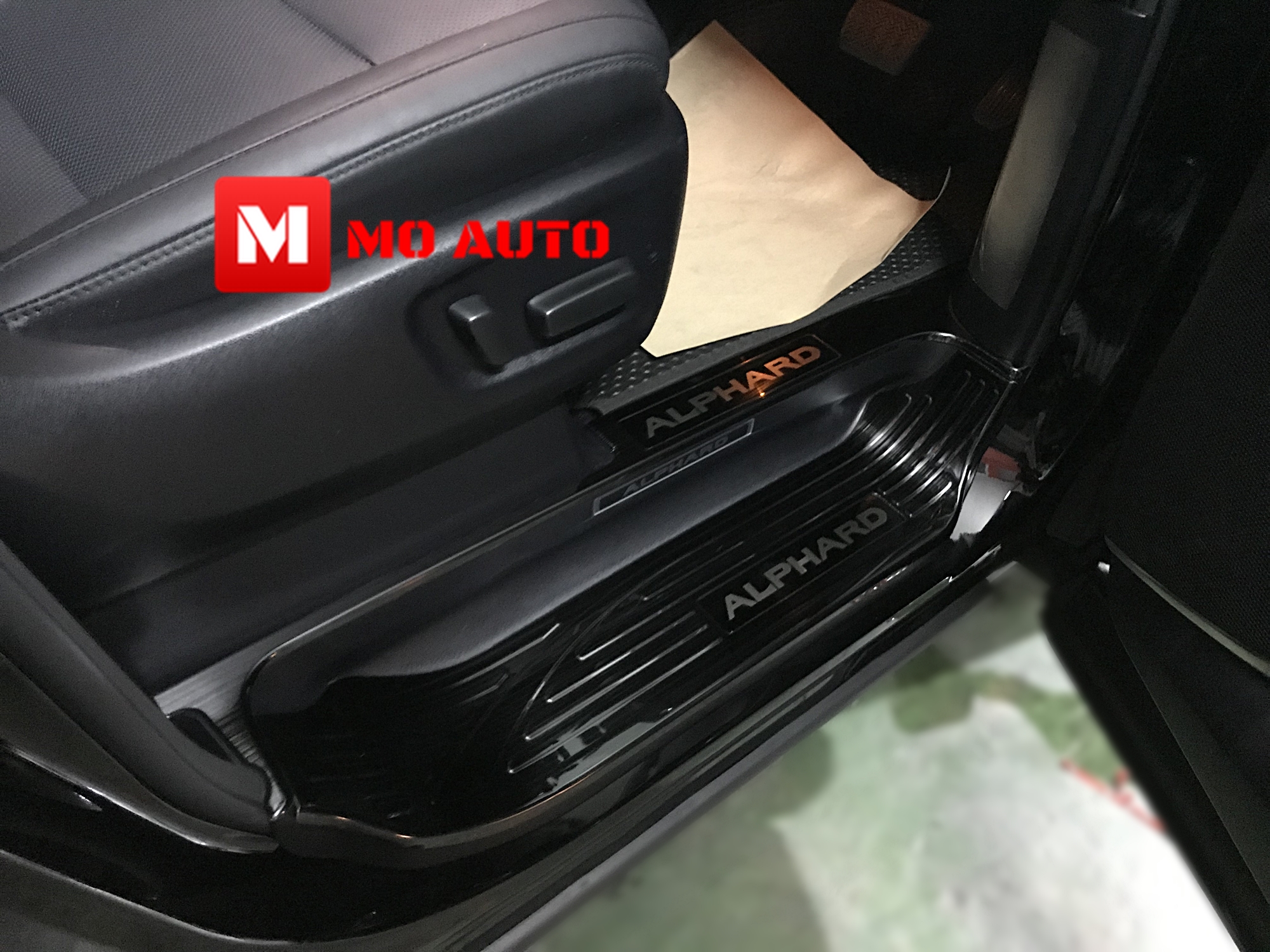 เพลทกันรอยเท้าชายประตู ดำเงา 8 ชิ้น ALPHARD / VELLFIRE 30 ปี 2016-2021