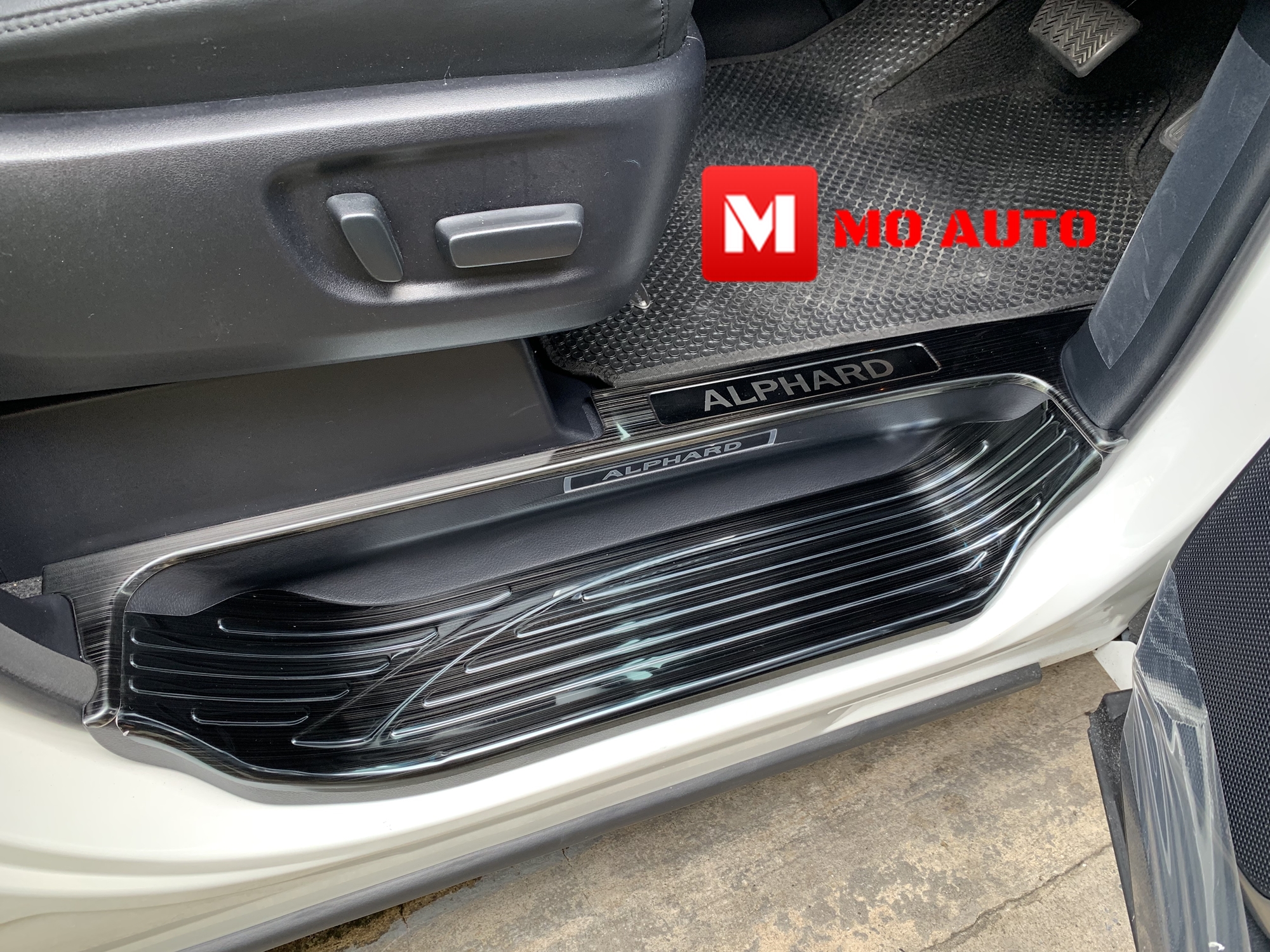 เพลทกันรอยเท้าชายประตู ดำเงา 8 ชิ้น ALPHARD / VELLFIRE 30 ปี 2016-2021