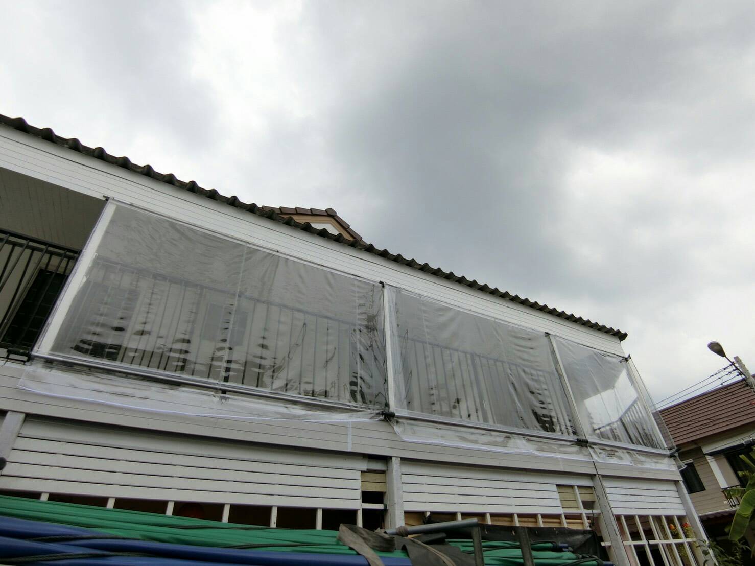 ผ้าใบชักรอกใส ขนาด 2 m x 5 m (ไม่รวมเสาเหล็กค้ำยัน) ผ้าใบสีใส โปร่งใส ผ้าใบกันสาดแบบใส ผ้าใบกันฝนโปร่งใส ผ้าใบม้วนกันฝนแบบใส ผ้าใบม้วนกันแดดสีใส clear ใส