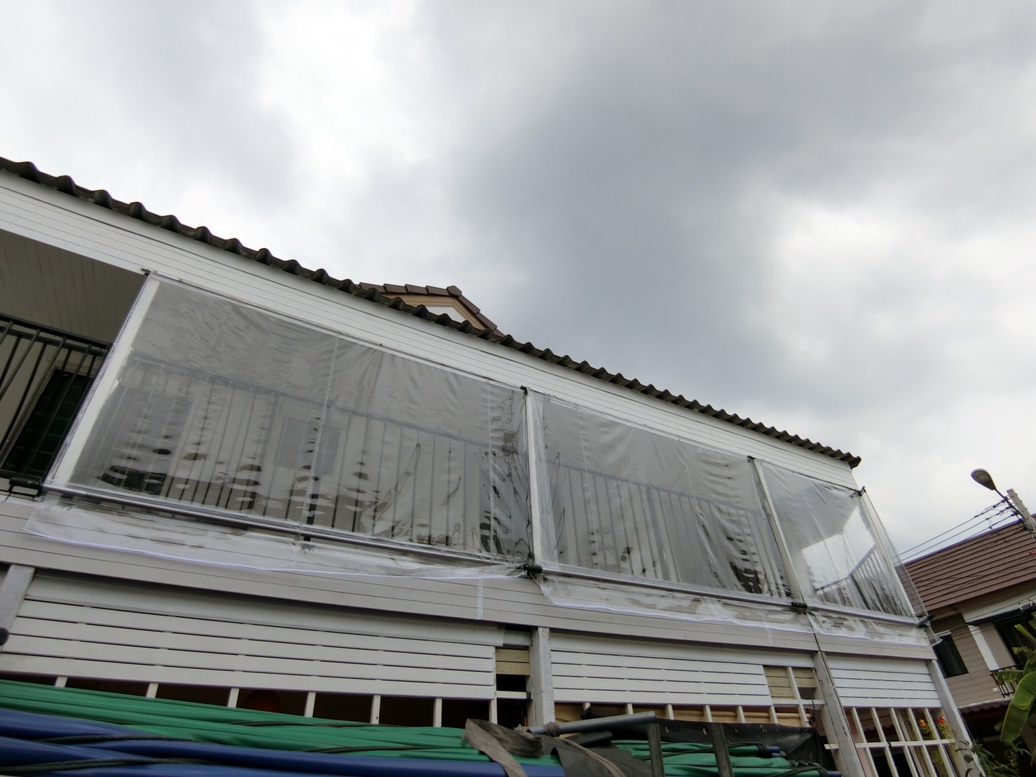 ผ้าใบชักรอกใส ขนาด 2 m x 5 m (ไม่รวมเสาเหล็กค้ำยัน) ผ้าใบสีใส โปร่งใส ผ้าใบกันสาดแบบใส ผ้าใบกันฝนโปร่งใส ผ้าใบม้วนกันฝนแบบใส ผ้าใบม้วนกันแดดสีใส clear ใส