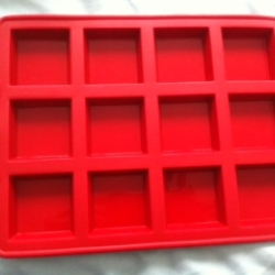 *แม่พิมพ์ซิลิโคน รูปสี่เหลี่ยม 12 ช่อง 4.5x4.5x1.2 cm