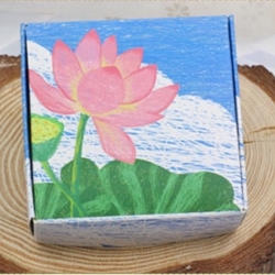 กล่องสี่เหลี่ยมจตุรัส ดอกบัว 20 ชิ้น 6.5*6.5*3 cm