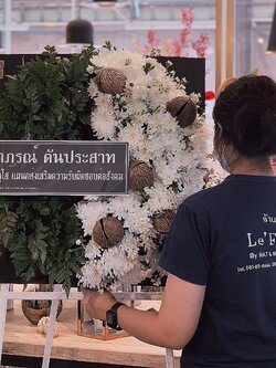 พวงหรีดดอกไม้สด ทรงไม้กระดาน(พวงมาลา)สมัยใหม่