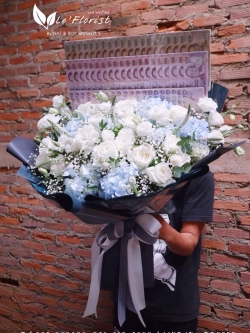 2019-9 Mix flower bouquet with money