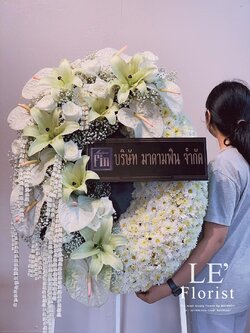 พวงหรีดพิษณุโลก พวงหรีดไม้กระดาน thai modern ดอกไม้สด