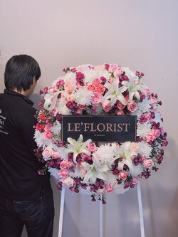 พวงหรีดพิษณุโลก พวงหรีดไม้กระดานดอกไม้สด Modern luwury โทนชมพู