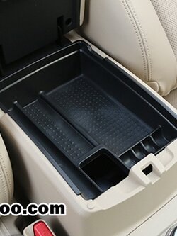 ชั้นเก็บของที่พักแขนกลาง