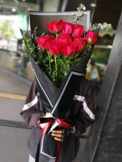 ช่อกุหลาบแดงนอก 9ดอก ห่อกระดาษเกาหลีโทนดำ