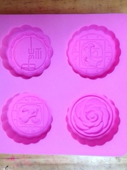 แม่พิมพ์ซิลิโคน ขนมไหว้พระจันทร์ 4 ช่อง คละลาย