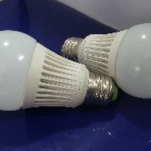 หลอดไฟ LED E27 Bulb ขนาด 7W 220V 4200-4500K PL