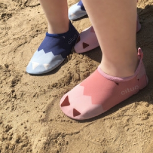 รองเท้าชายหาด/รองเท้าลุยน้ำ